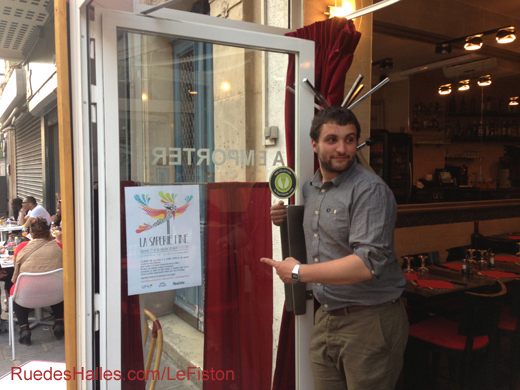 Sebastien und das Poster La Saperie Fine in der Tre des Restaurant Le Fiston